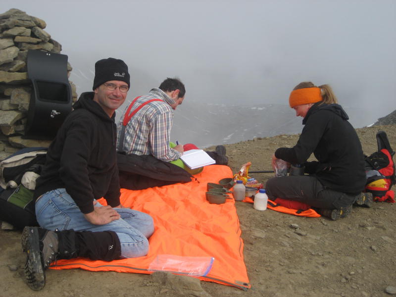 Picnic on the 'Sarcophagus' and registration in the mountain book (picture by Birgit Jaenicke)